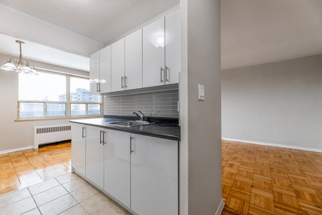 Parkway Manor in Toronto, ON - Building Photo - Interior Photo