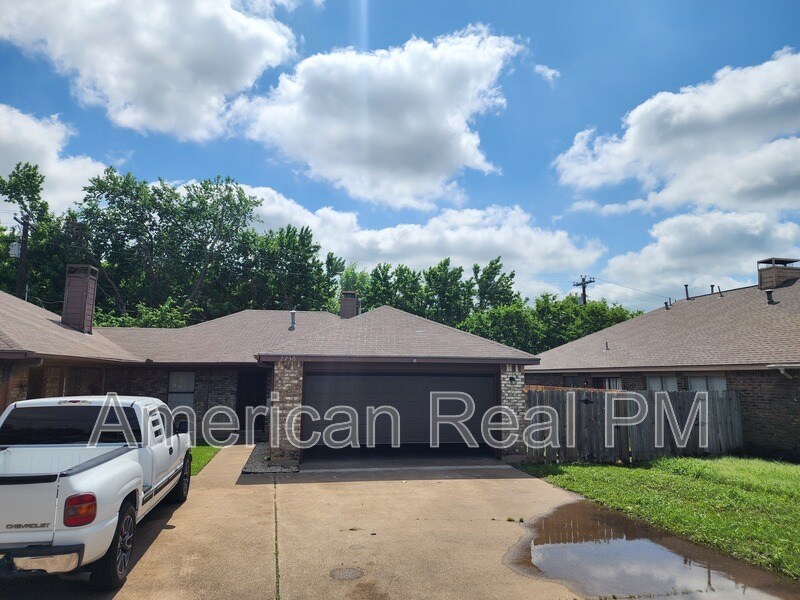 2750 Sunset Strip Dr in Glenn Heights, TX - Foto de edificio