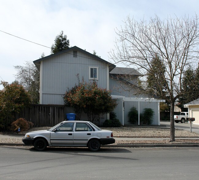 1275 Slater St in Santa Rosa, CA - Foto de edificio - Building Photo