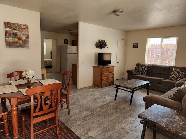 6643 Desert Queen Ave in Twentynine Palms, CA - Building Photo - Building Photo