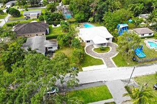 6634 SW 76th Ter in South Miami, FL - Building Photo