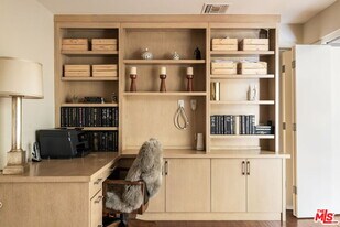 211 S Spalding Dr in Beverly Hills, CA - Building Photo