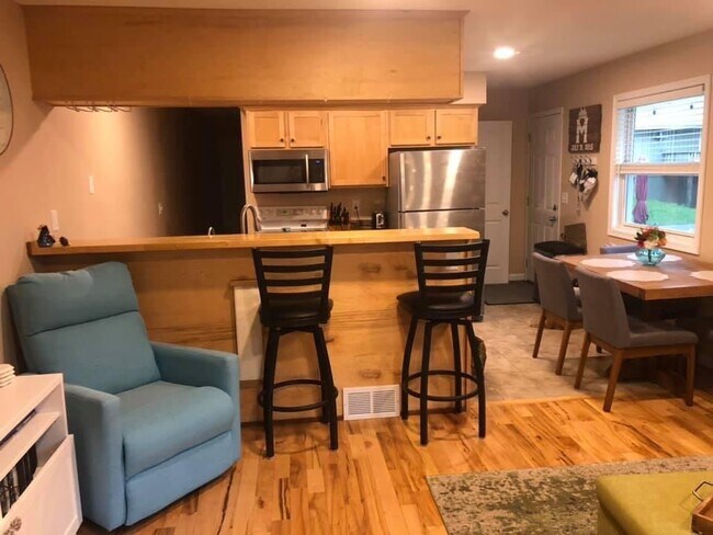 506 Sunnyside Ln in Hopkins, MN - Building Photo - Building Photo