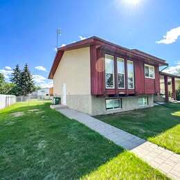 4406 45 Ave in Bonnyville, AB - Building Photo