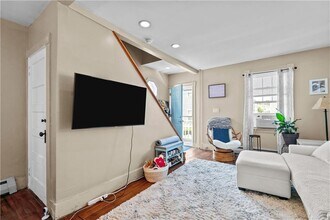 16 Pearl St in Newport, RI - Foto de edificio - Building Photo