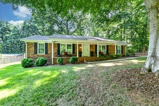 4801 Sweetbriar Rd in Greensboro, NC - Building Photo