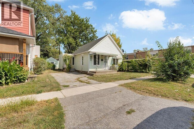 368 McKay Ave in Windsor, ON - Foto de edificio - Building Photo