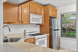 134 Pear Tree Ln in Franklin Township, NJ - Building Photo - Building Photo