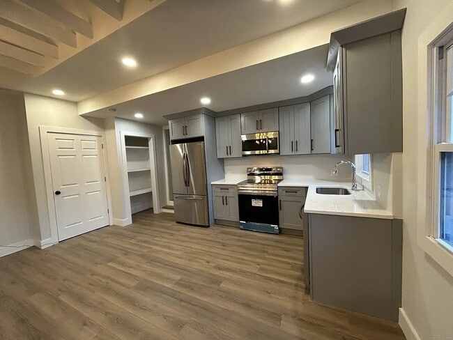 86 Alpine Dr in Sandy Hook, CT - Foto de edificio - Building Photo
