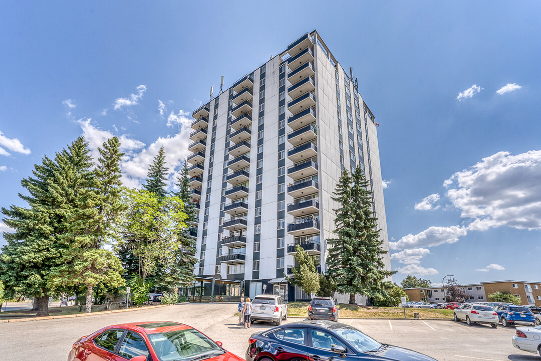 Capilano Tower in Edmonton, AB - Building Photo