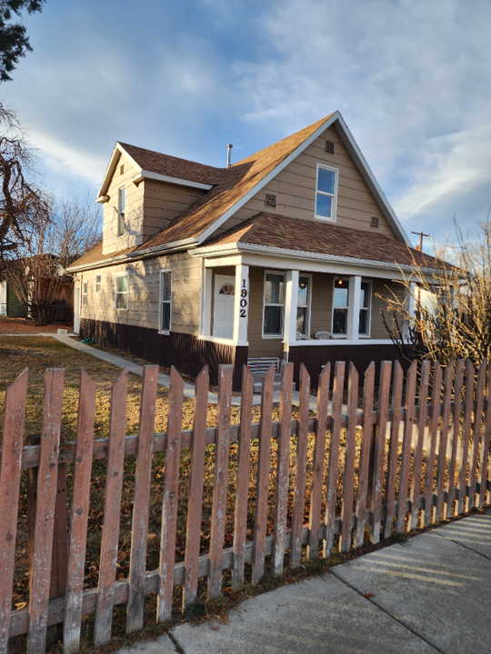 1902 N Harris St in Helena, MT - Building Photo