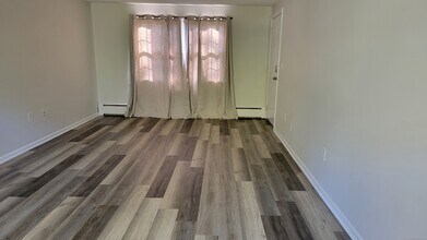 12 Brewster Rd in Glastonbury, CT - Building Photo - Building Photo