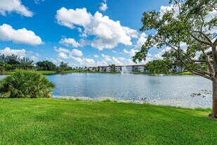 9500 N Hollybrook Lake Dr in Pembroke Pines, FL - Building Photo