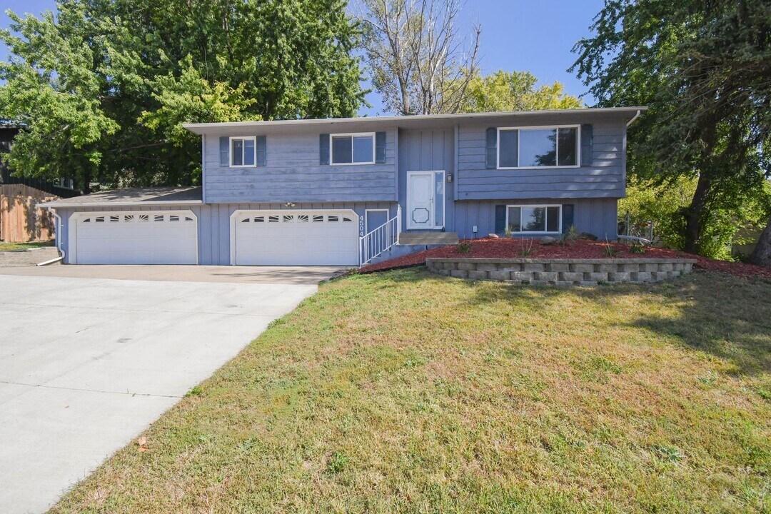 4504 S Cliff Ave in Sioux Falls, SD - Building Photo