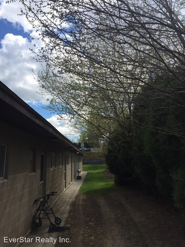 7103 W Arrowhead Ave in Kennewick, WA - Building Photo - Building Photo
