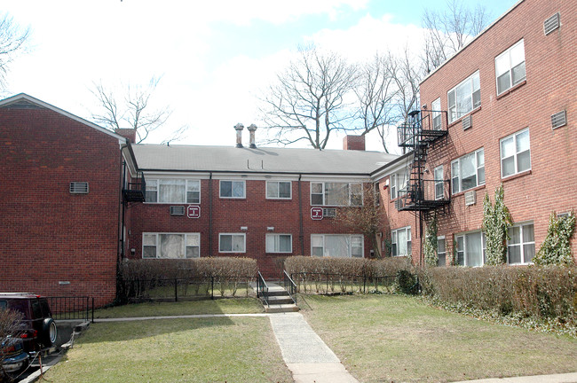 67 Elmore Ave in Englewood, NJ - Foto de edificio - Building Photo