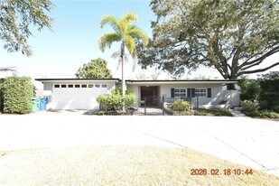 571 Luzon Ave in Tampa, FL - Building Photo
