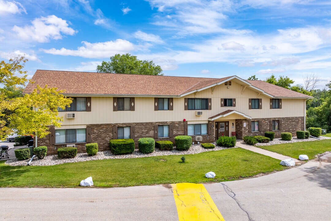 Barton Avenue Estates in West Bend, WI - Foto de edificio
