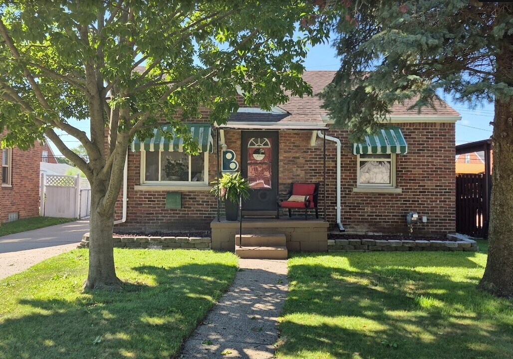 17850 Bayne St in Roseville, MI - Building Photo