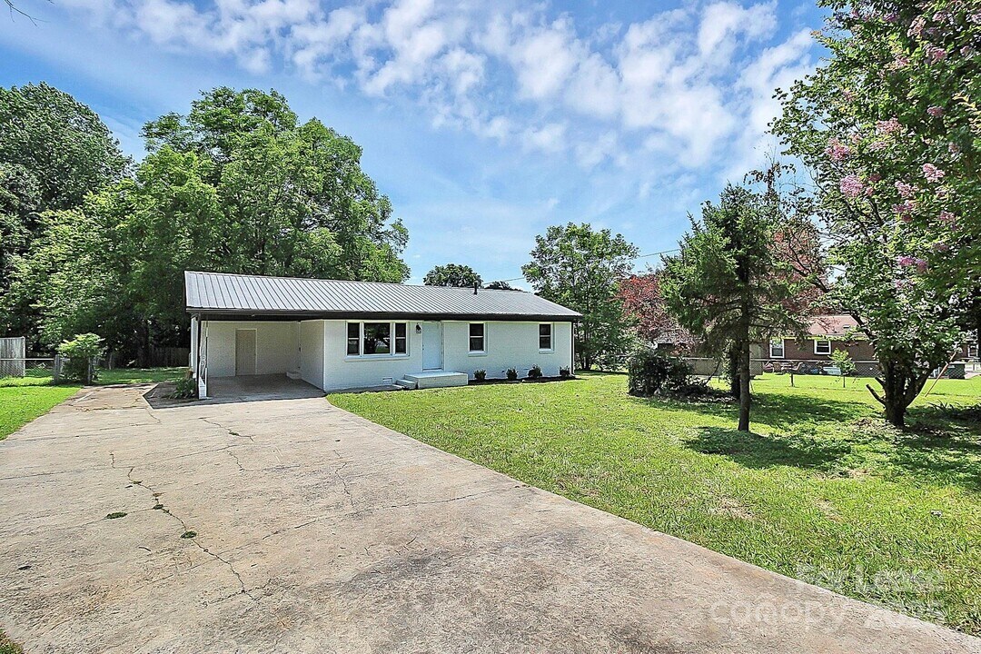 1433 Edgewood Rd in Bessemer City, NC - Building Photo
