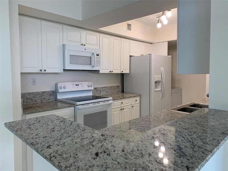18335 NW 68th Ave, Unit 245-606 in Hialeah, FL - Building Photo