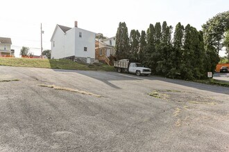 175 S Enola Dr in Enola, PA - Foto de edificio - Building Photo