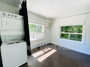 1570 Pasadena Rd in Kelowna, BC - Building Photo - Building Photo