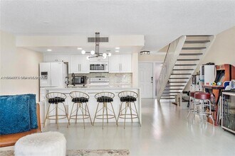 1281 W Fairway Rd in Pembroke Pines, FL - Foto de edificio - Building Photo