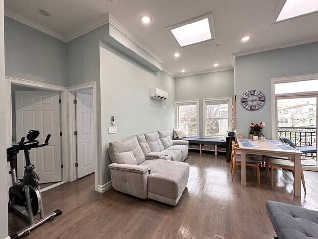 37 Spruce St in Jersey City, NJ - Building Photo - Building Photo