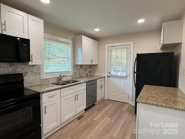 19612 Oak St in Cornelius, NC - Building Photo - Building Photo