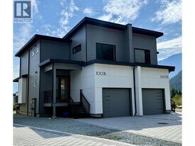 1003 Phare Cres in Pemberton, BC - Building Photo