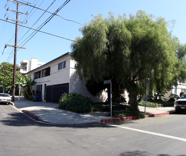 11979 Rochester Ave in Los Angeles, CA - Foto de edificio - Building Photo