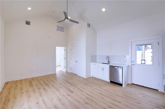 1209 E St Johns Ave in Austin, TX - Building Photo - Building Photo