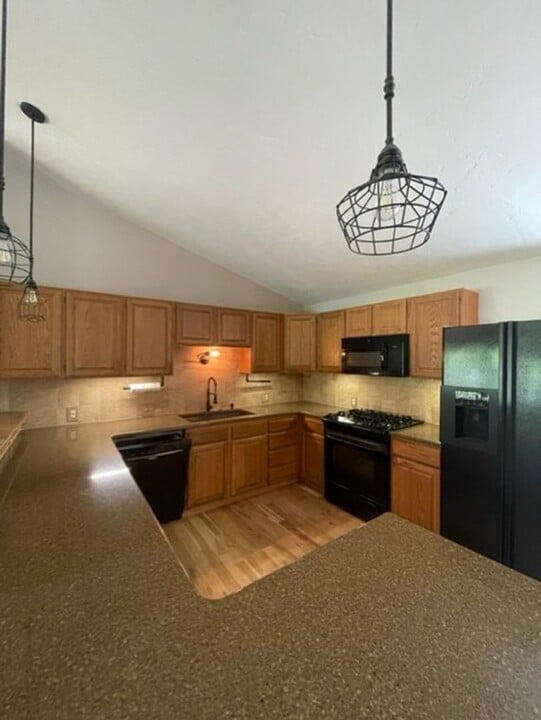 33940 County Line Dr in Bigfork, MT - Foto de edificio