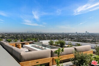 1100 Alta Loma Rd in West Hollywood, CA - Building Photo - Building Photo