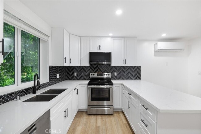 17000 Burbank Blvd, Unit 201 in Los Angeles, CA - Building Photo - Building Photo