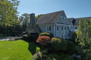 2 Dearfield Dr in Greenwich, CT - Building Photo