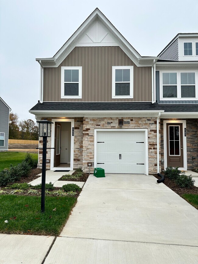 553 McCormick Farm Pl in Glen Allen, VA - Foto de edificio - Building Photo