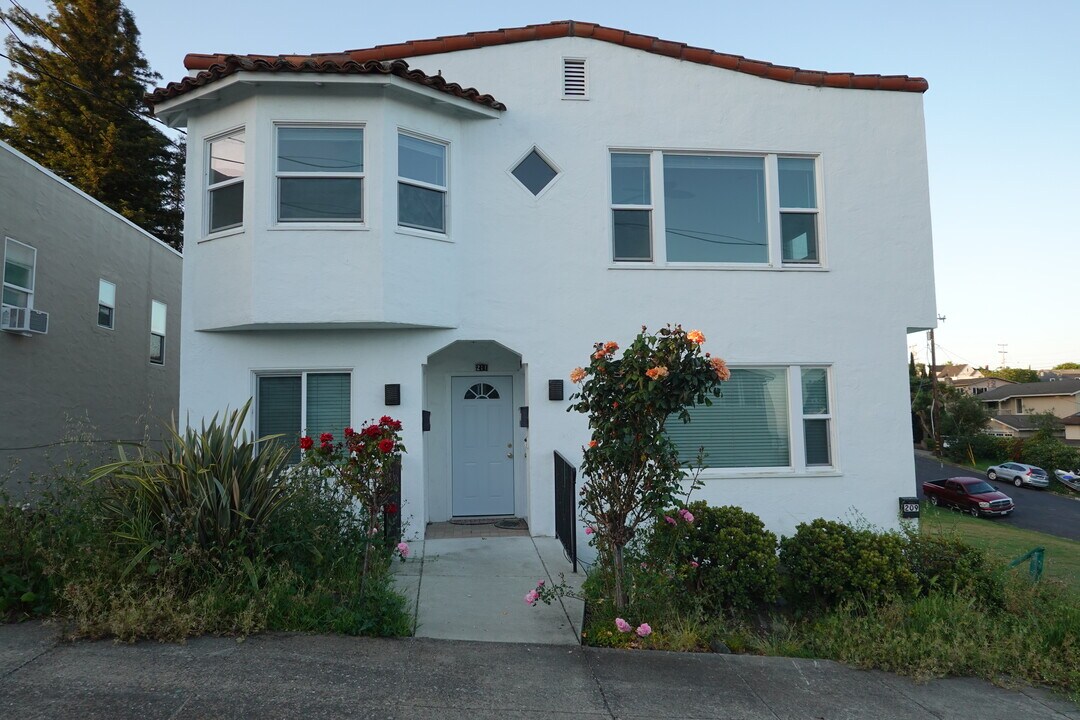 211 2nd St, Unit 211 in Rodeo, CA - Building Photo