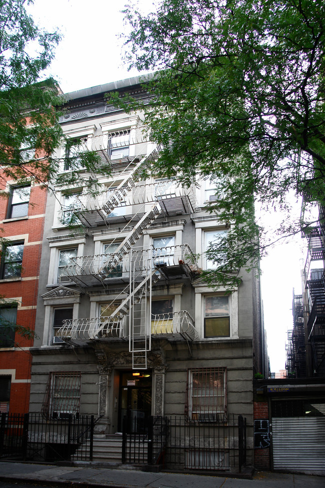 364 W 51st St in New York, NY - Building Photo - Building Photo