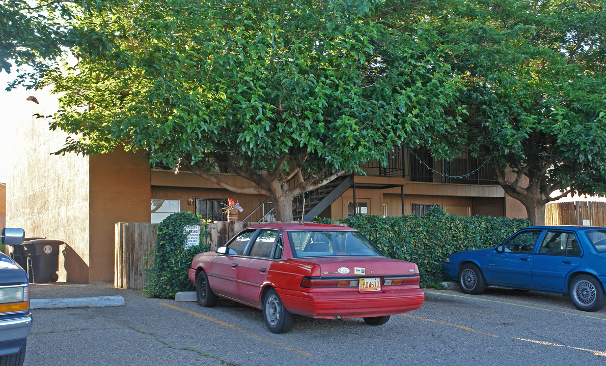 820 NE Chelwood Park in Albuquerque, NM - Building Photo