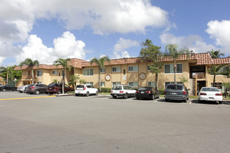 Lakeside Condominiums in Lauderdale Lakes, FL - Building Photo - Building Photo