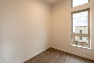 Sienna Apartments in Seattle, WA - Building Photo - Interior Photo