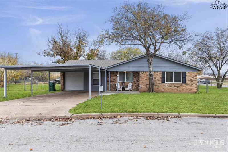 301 Kathleen Dr in Iowa Park, TX - Building Photo