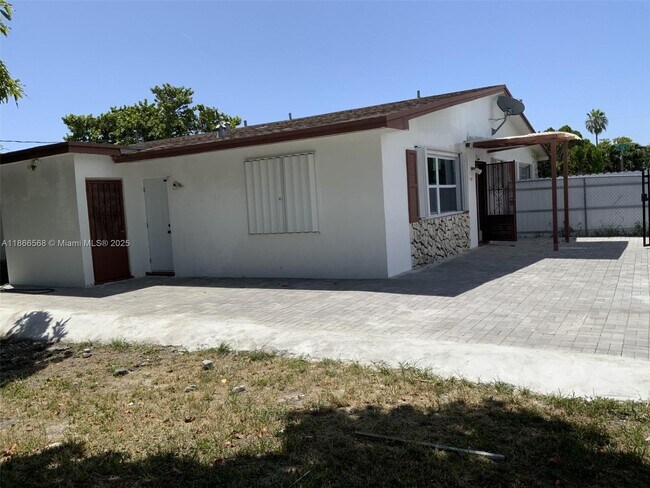 11801 NE 13th Ave in Miami, FL - Building Photo - Building Photo