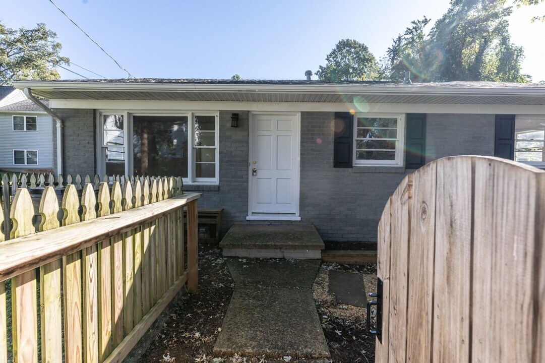 104 Stratford Ct in Charlottesville, VA - Building Photo