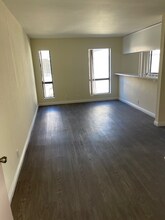 4453 Woodman Ave in Los Angeles, CA - Foto de edificio - Building Photo