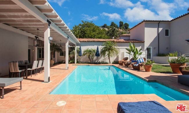 9696 Antelope Rd in Beverly Hills, CA - Foto de edificio - Building Photo