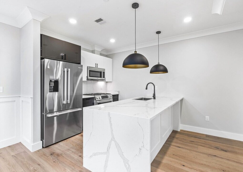 300 Somerville Ave, Unit 300B in Somerville, MA - Building Photo