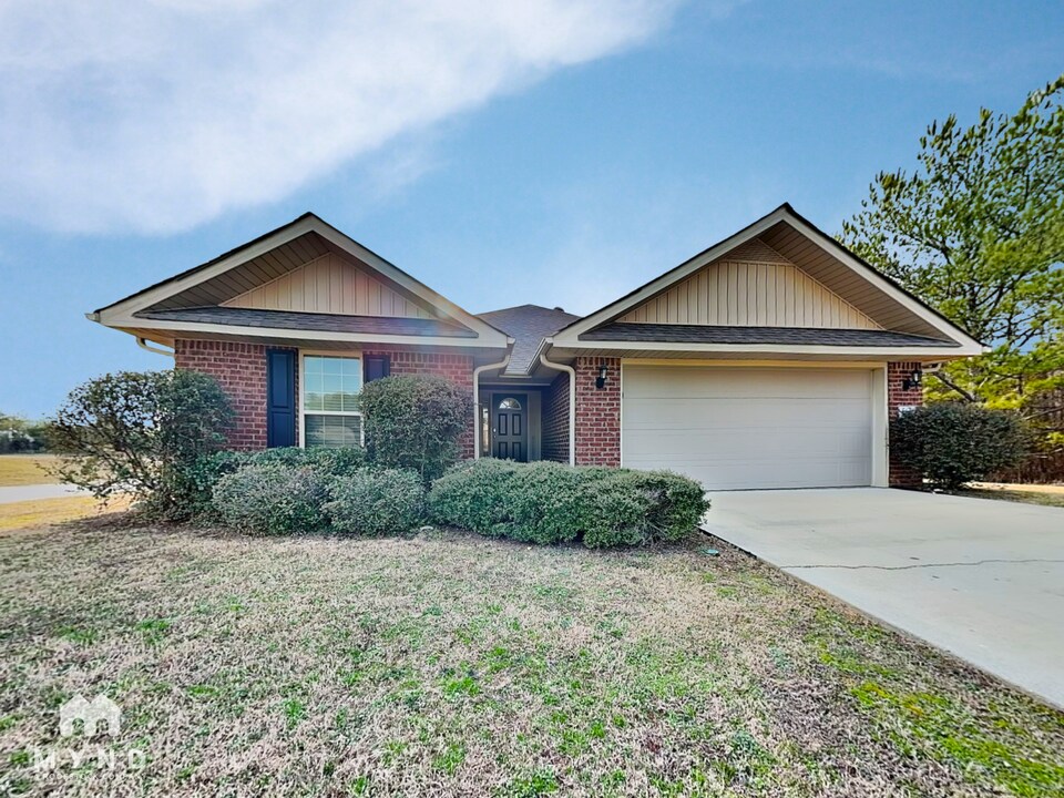 566 Waterford Ln in Calera, AL - Building Photo